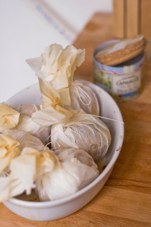 Preparing apples for baking in papillote